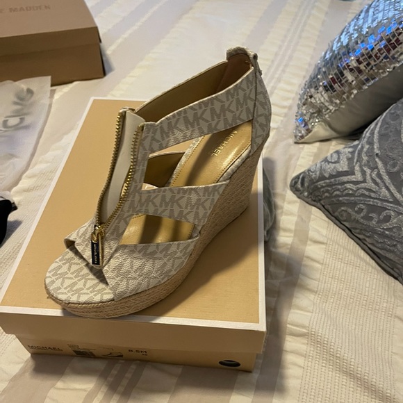 Brand new in box never used Micheal kors - Picture 4 of 5